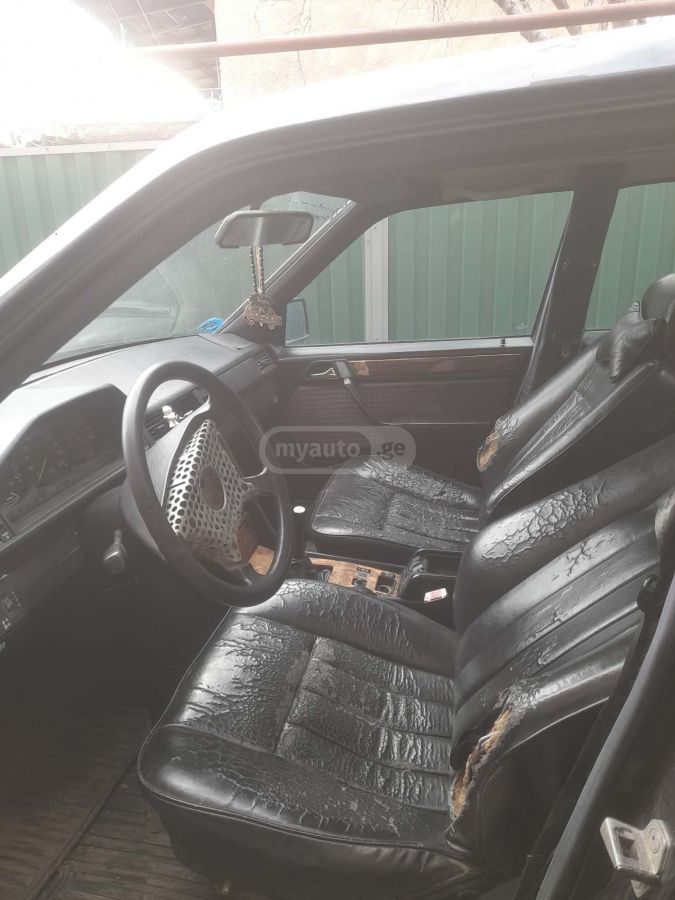 Mercedes-Benz E 230