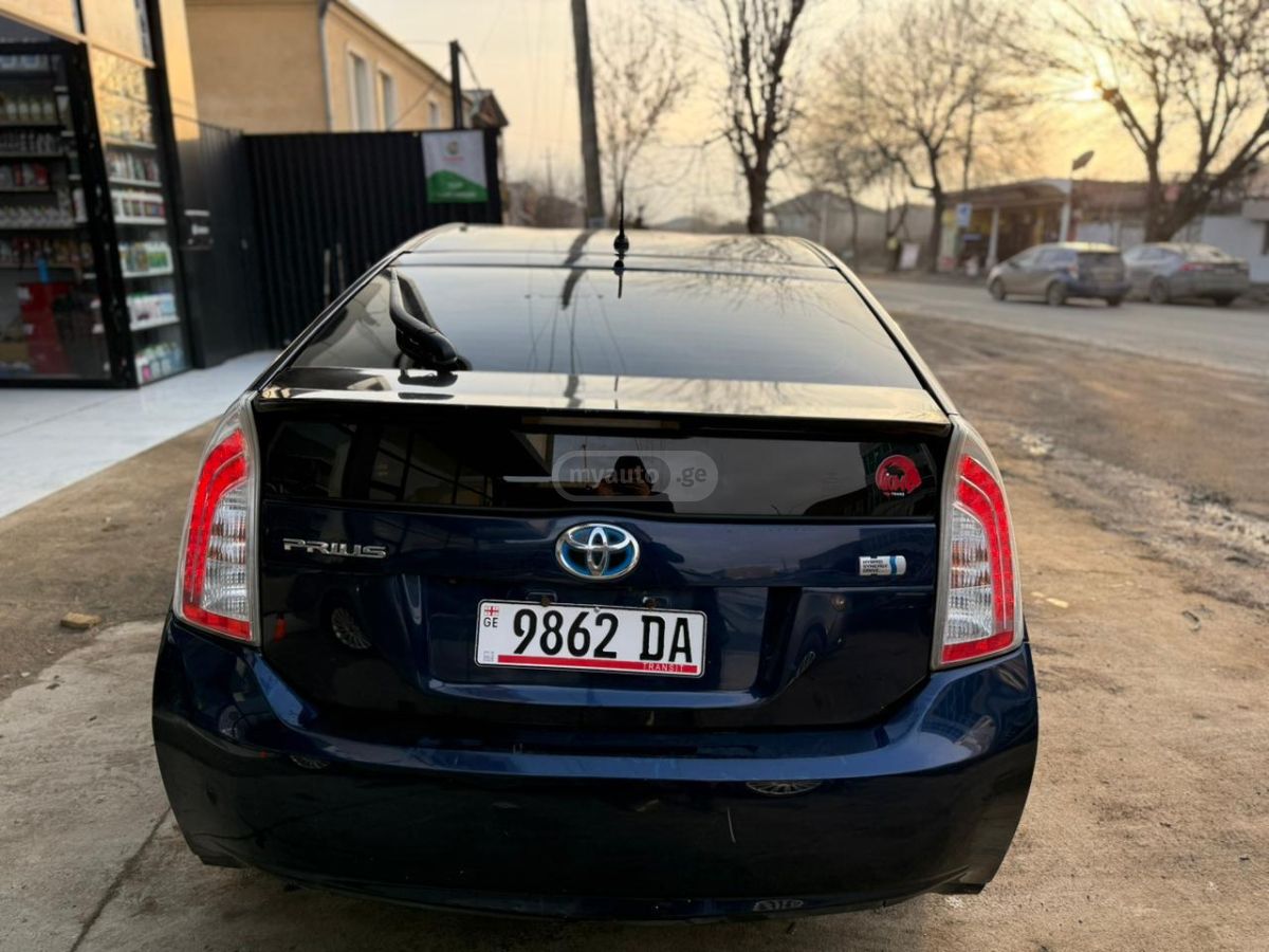 Toyota Prius 2014 — photo 2