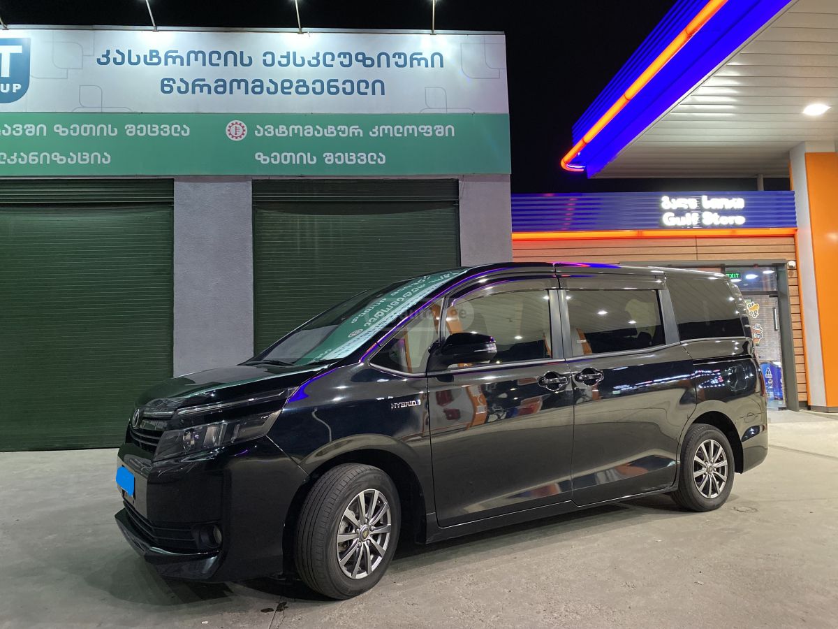 Toyota Voxy 2015 — photo 2