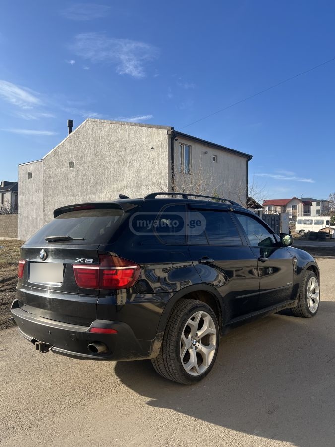 BMW X5 2010 — photo 2