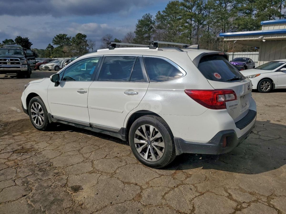 Subaru Outback 2018 — photo 2
