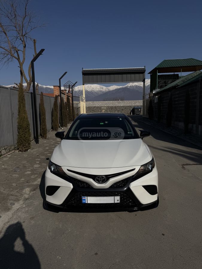 Toyota Camry 2021 — photo 2