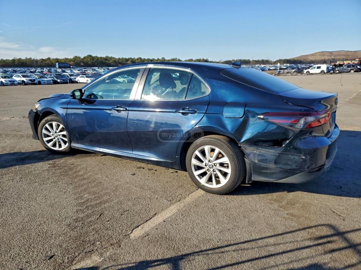 Toyota Camry 2021 — photo 2