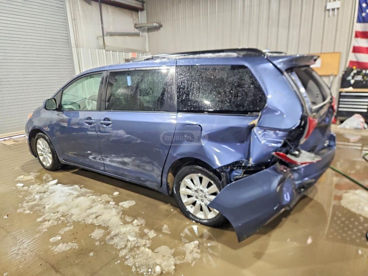 Toyota Sienna 2014 — photo 2