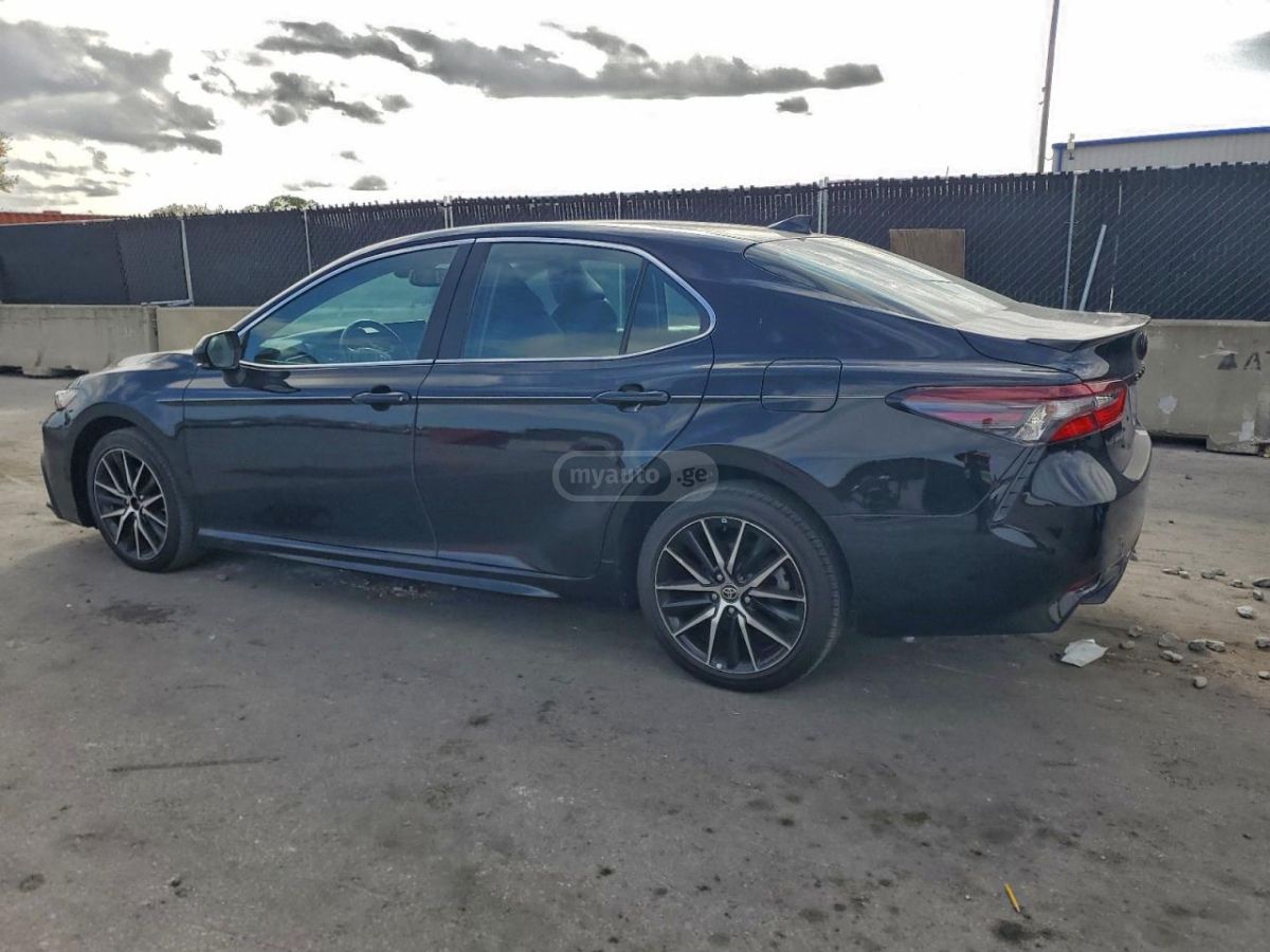 Toyota Camry 2022 — photo 2