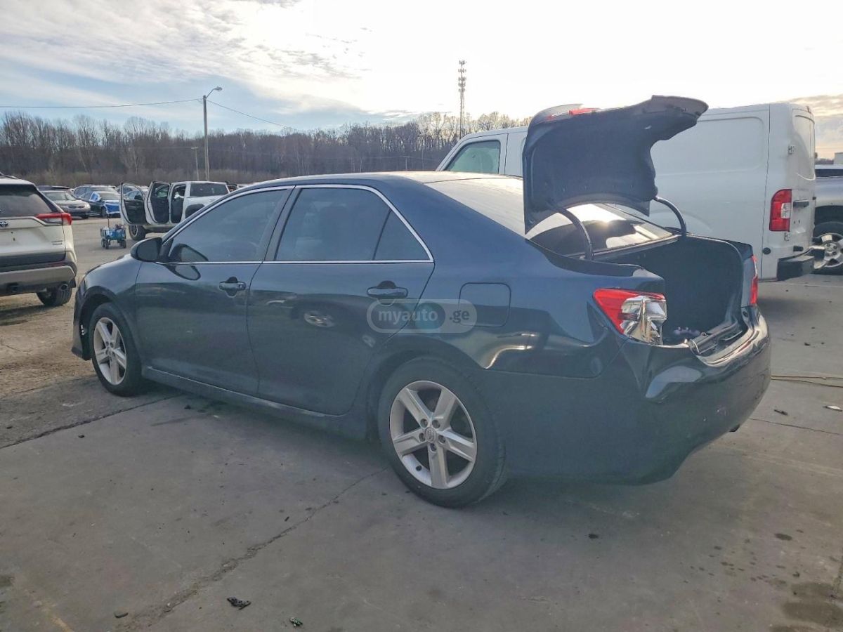 Toyota Camry 2014 — photo 2