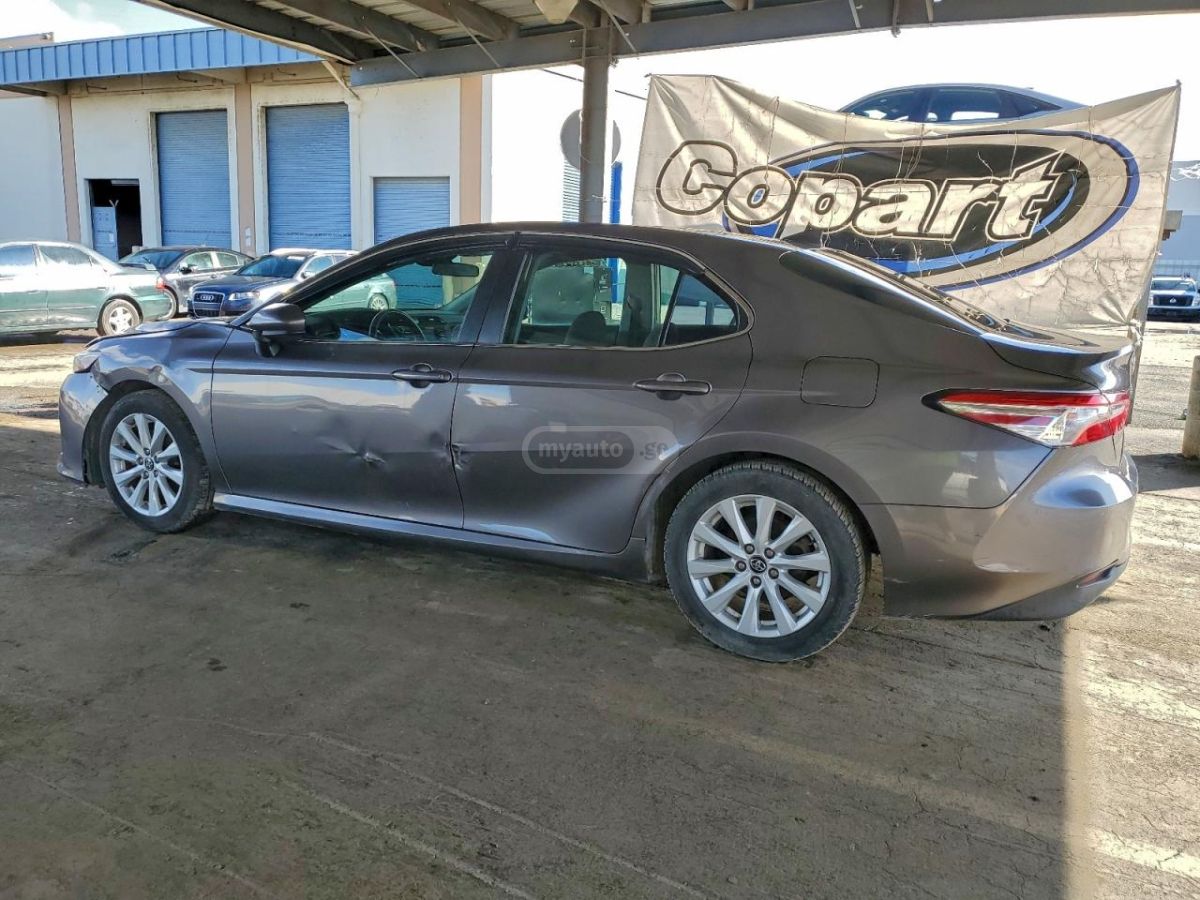 Toyota Camry 2020 — photo 2