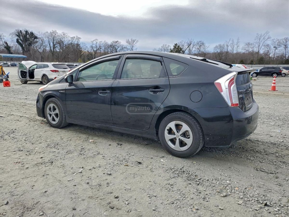 Toyota Prius 2015 — photo 2