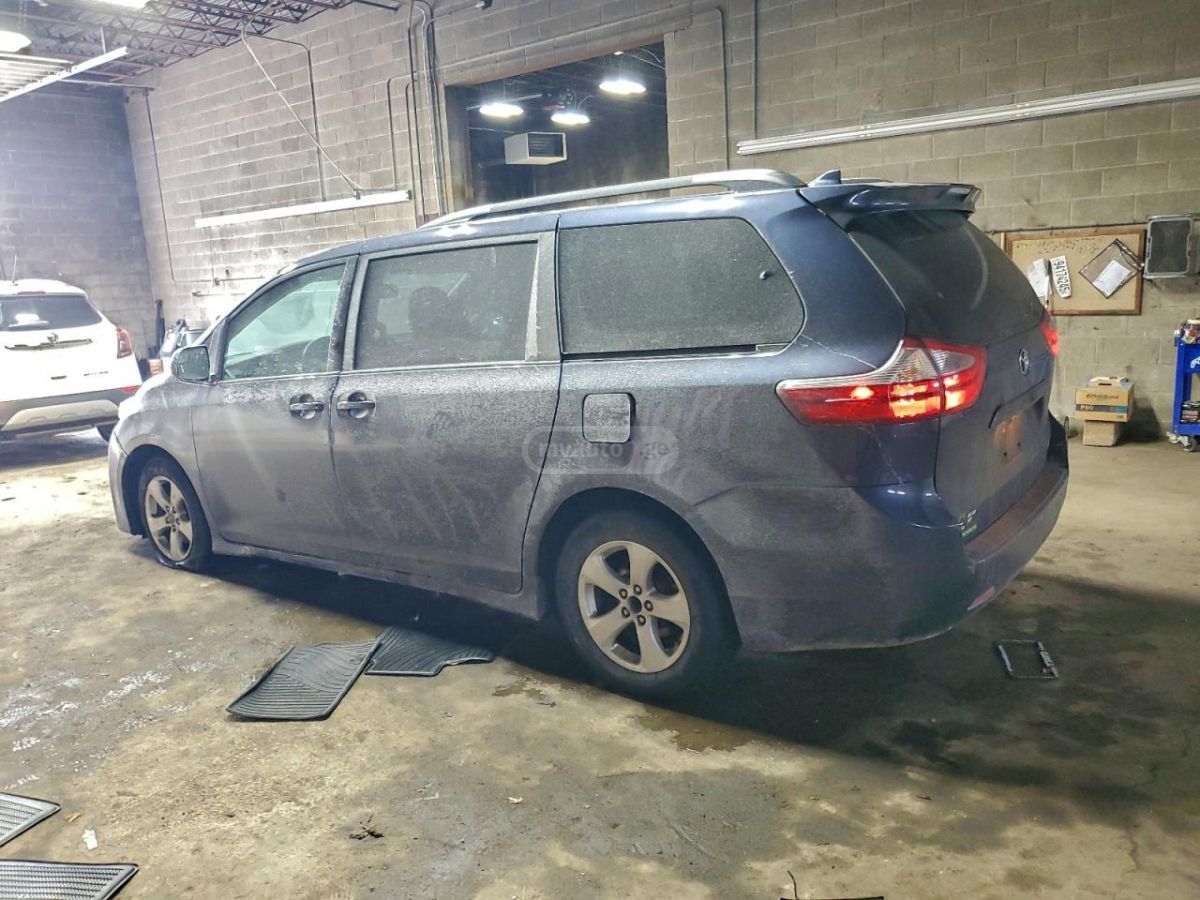 Toyota Sienna 2018 — photo 2