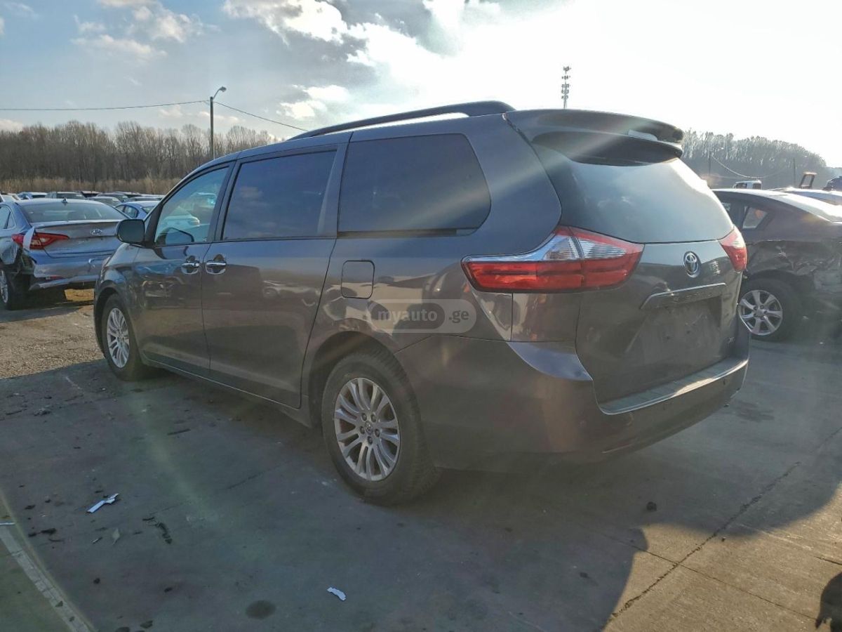 Toyota Sienna 2016 — photo 2