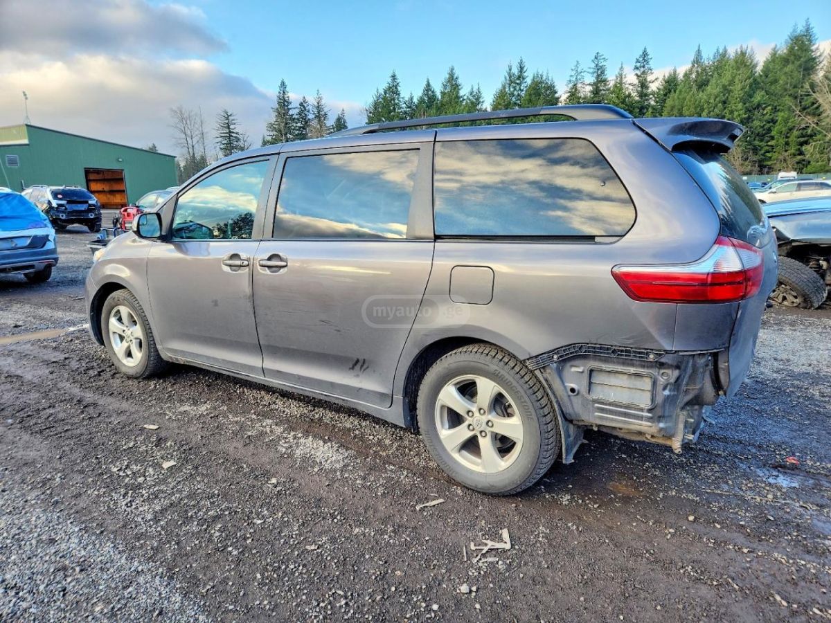 Toyota Sienna 2015 — photo 2