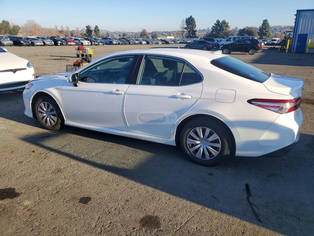 Toyota Camry 2019 — photo 2