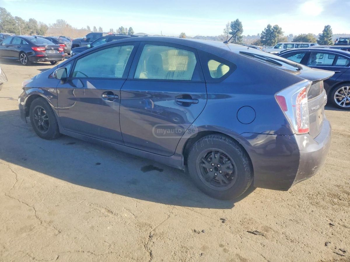 Toyota Prius 2014 — photo 2