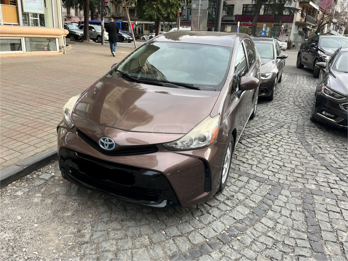 Toyota Prius V 2015 — photo 2
