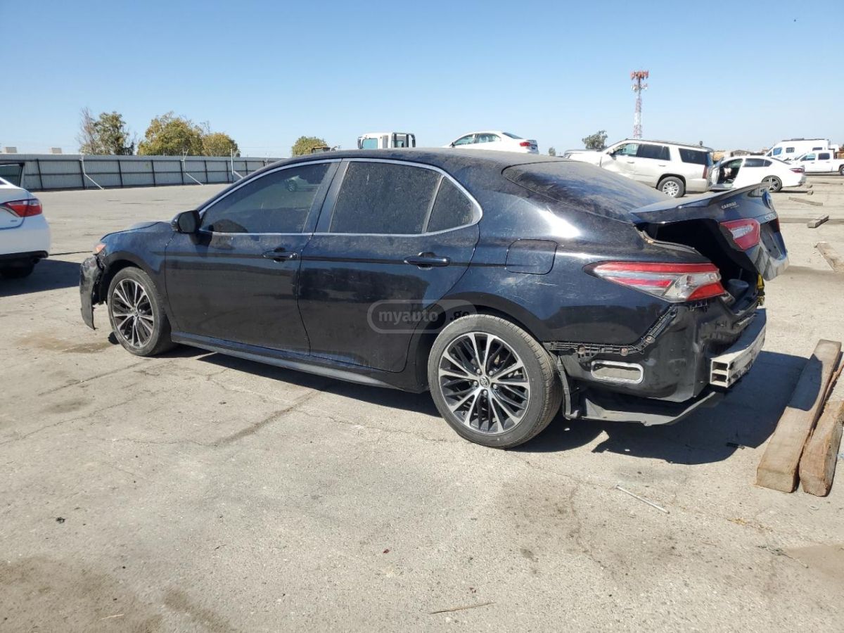Toyota Camry 2018 — photo 2