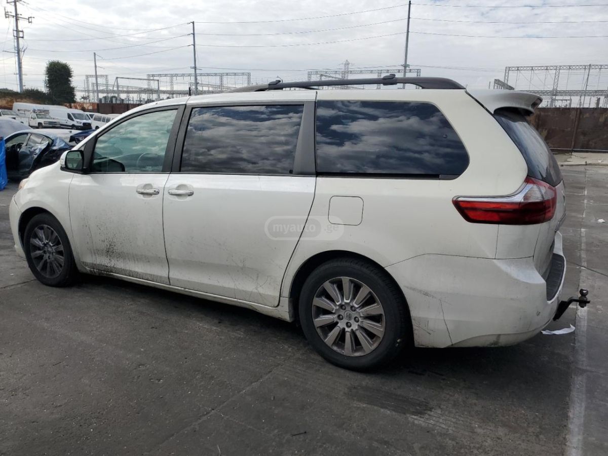 Toyota Sienna 2016 — photo 2