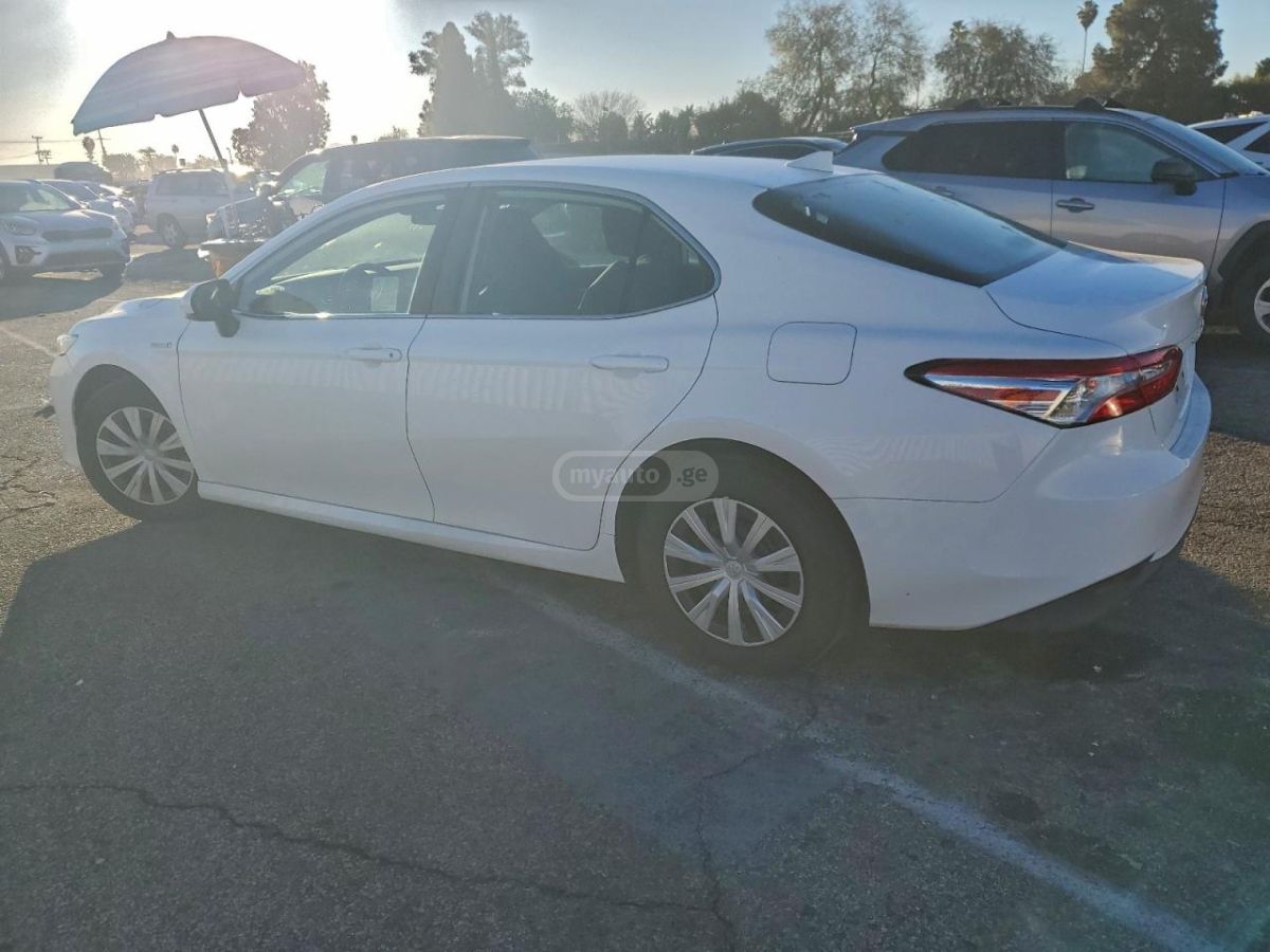 Toyota Camry 2020 — photo 2