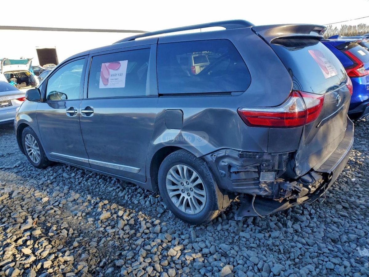 Toyota Sienna 2016 — photo 2