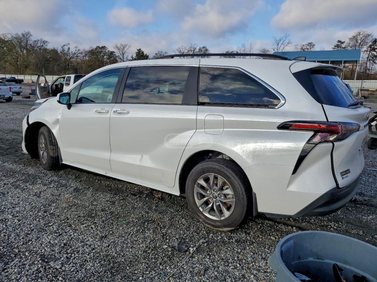Toyota Sienna 2025 — photo 2