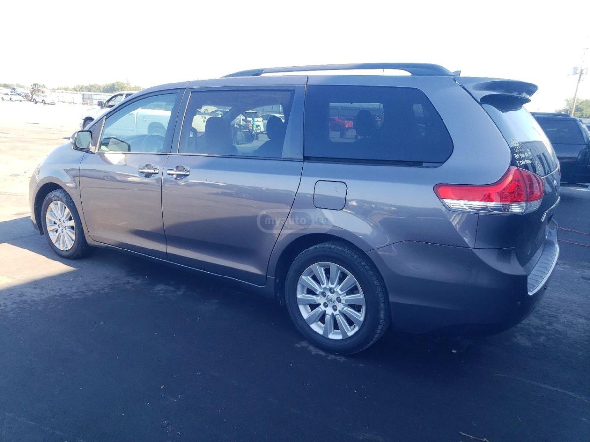 Toyota Sienna 2014 — photo 2