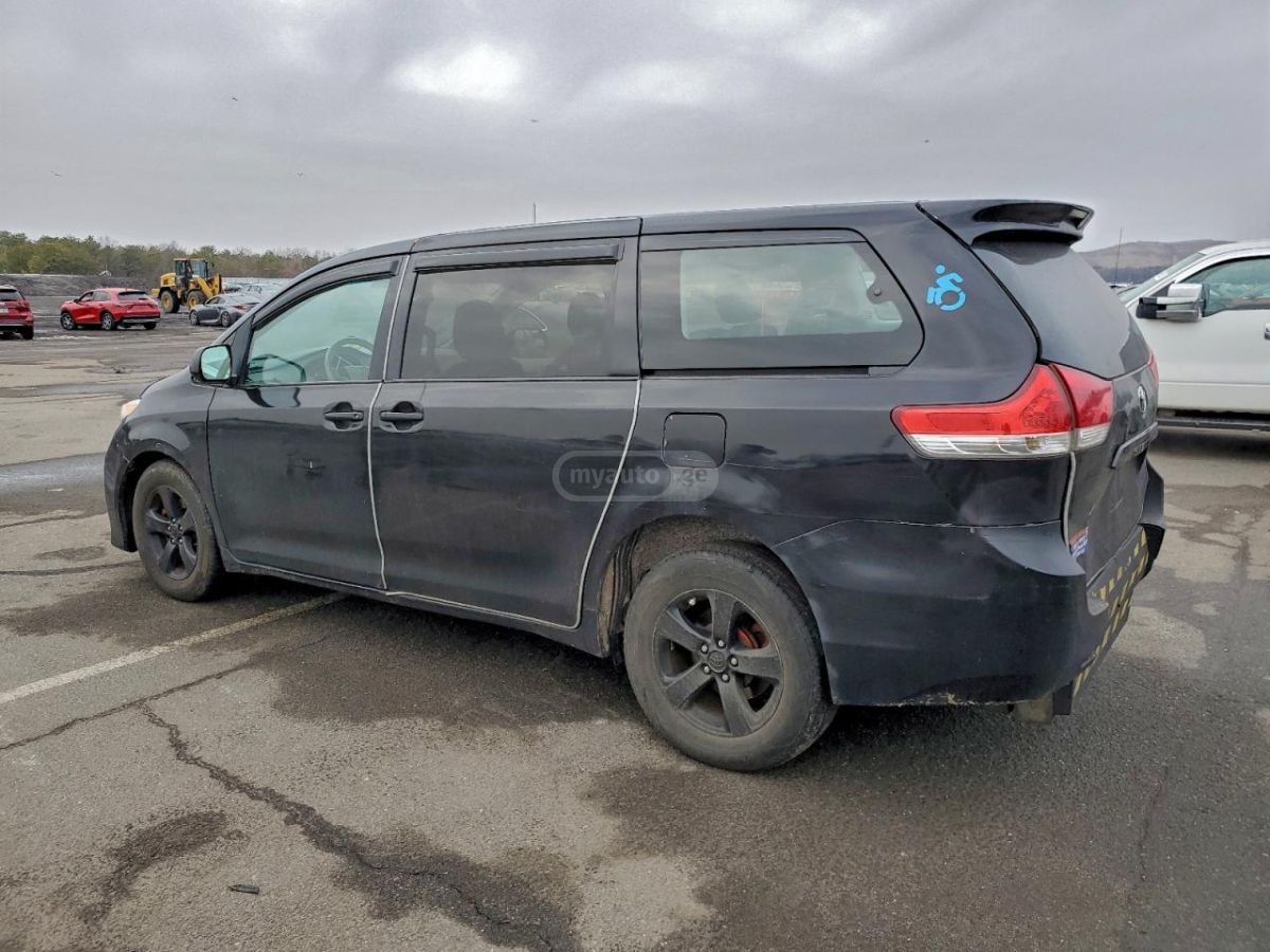 Toyota Sienna 2014 — photo 2