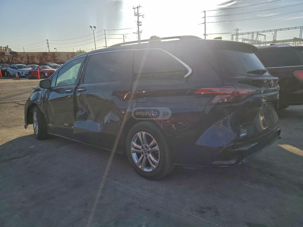 Toyota Sienna 2021 — photo 2