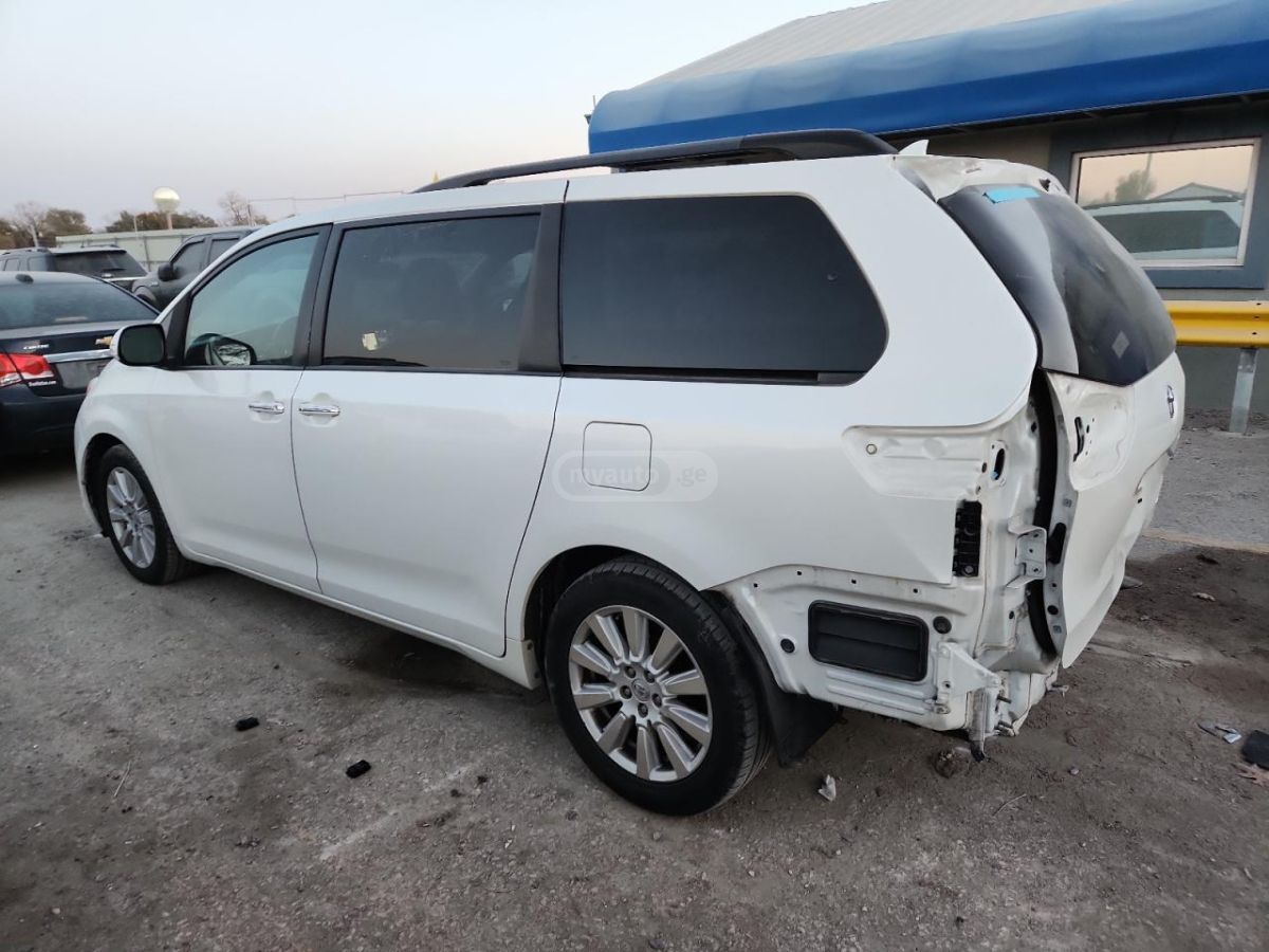 Toyota Sienna 2017 — photo 2