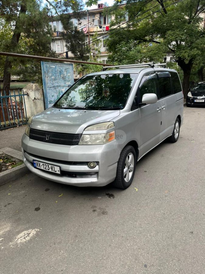 Toyota Voxy 2005 — photo 2