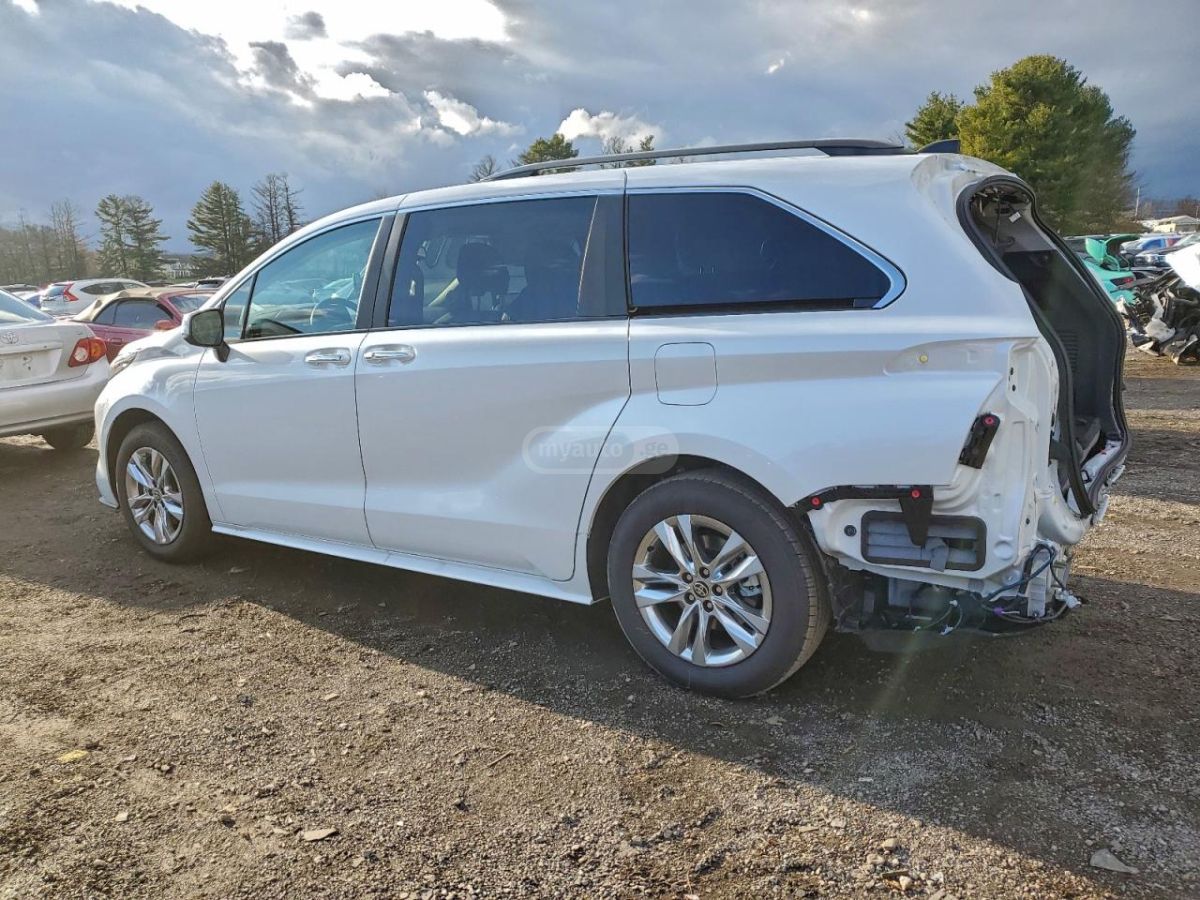 Toyota Sienna 2025 — photo 2
