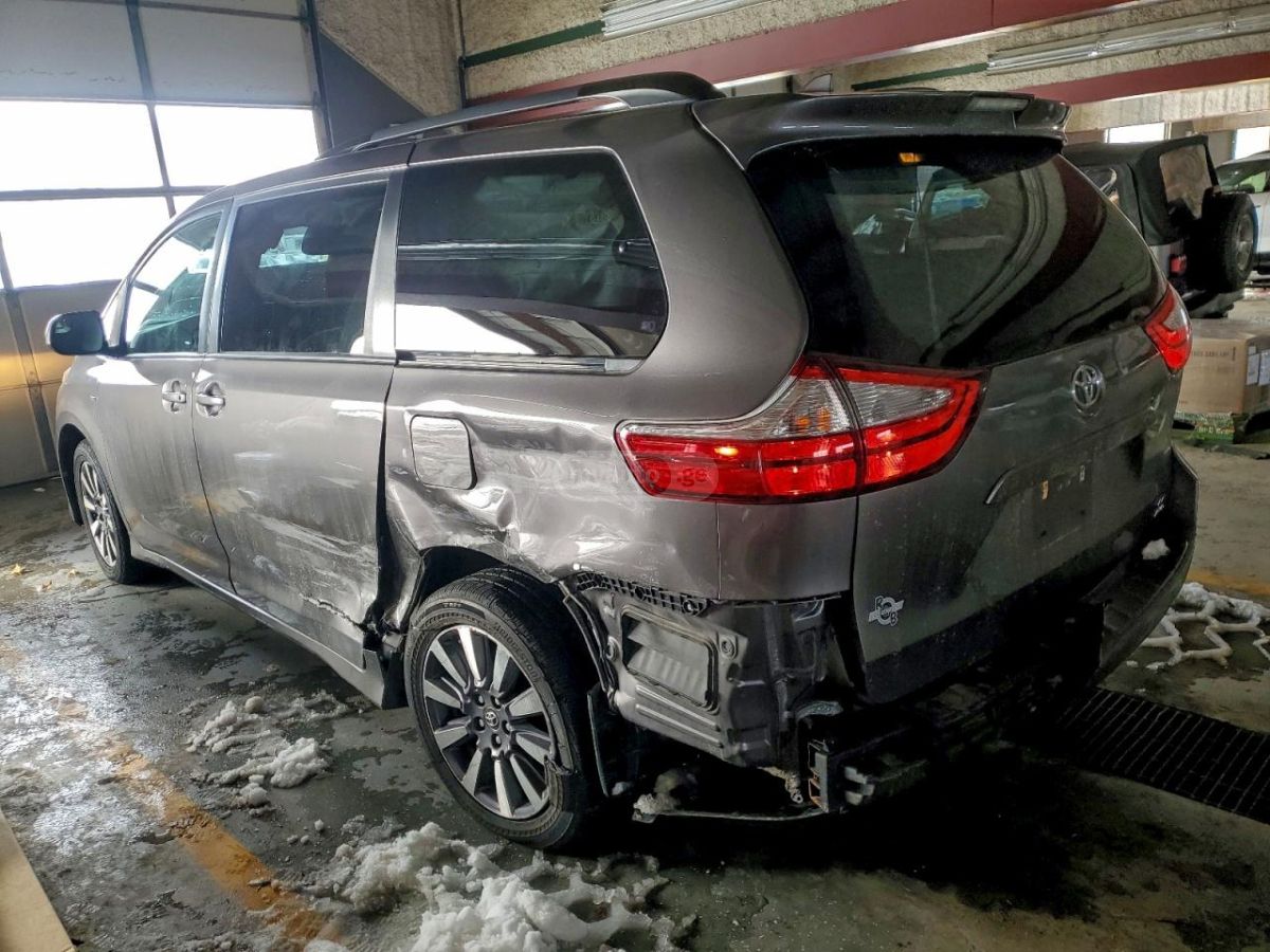 Toyota Sienna 2018 — photo 2