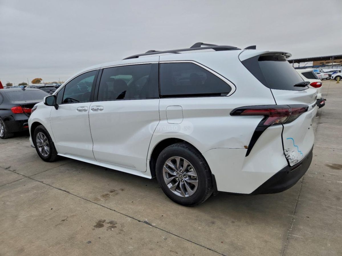Toyota Sienna 2024 — photo 2