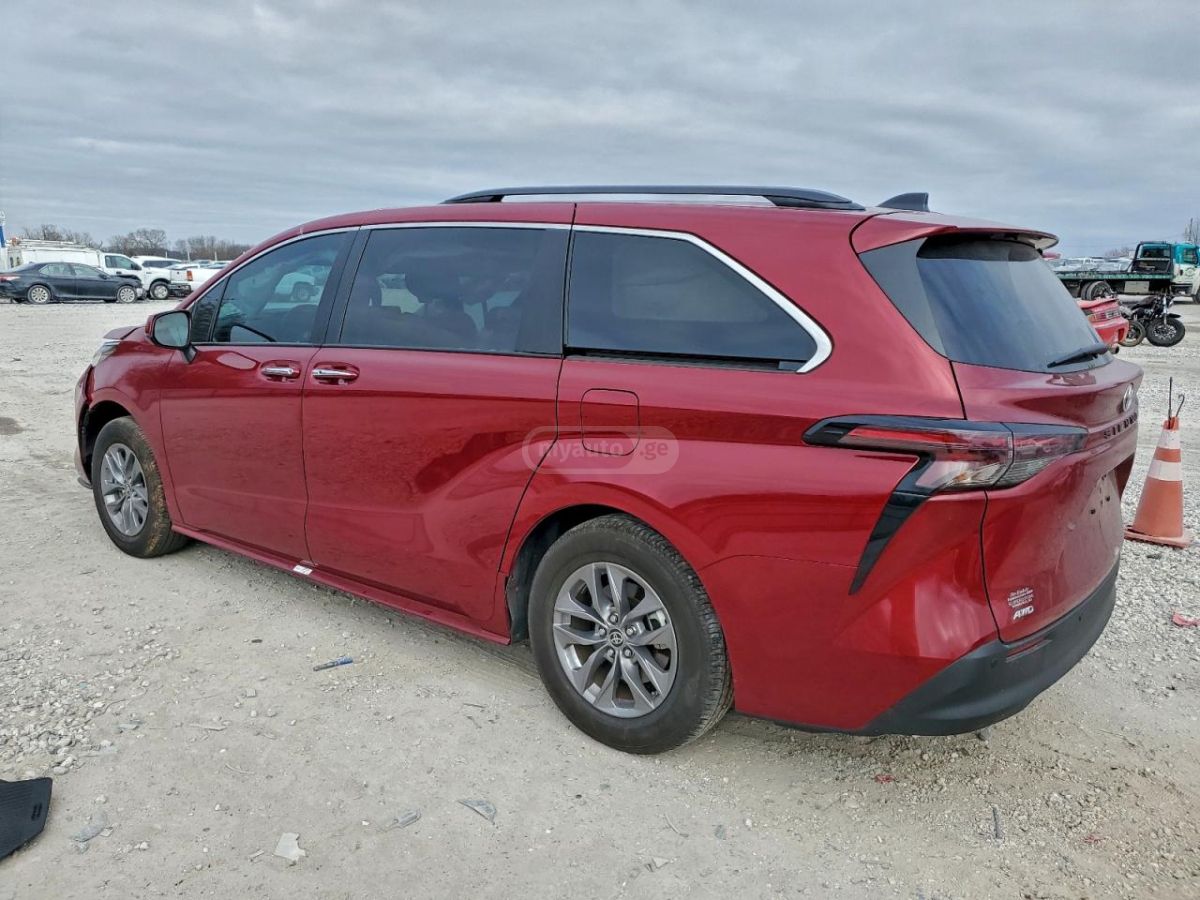 Toyota Sienna 2024 — photo 2