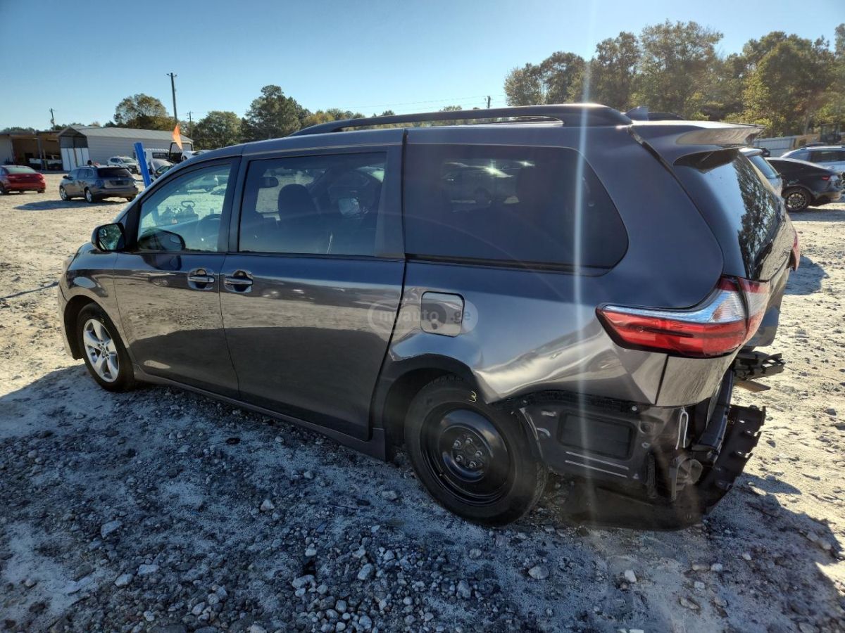 Toyota Sienna 2018 — photo 2