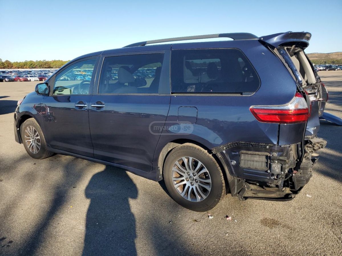 Toyota Sienna 2020 — photo 2