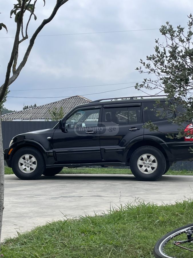 Mitsubishi Montero 2004 — photo 2