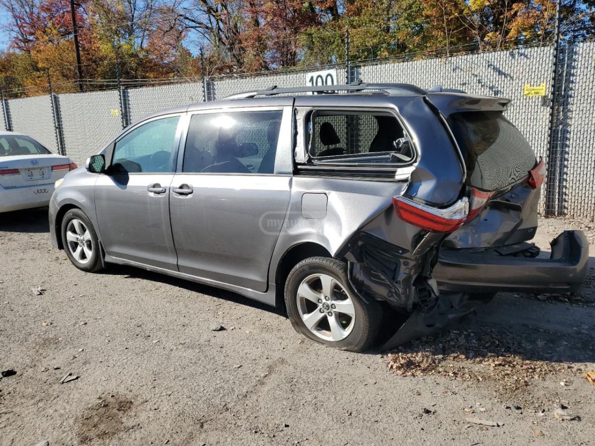 Toyota Sienna 2018 — photo 2