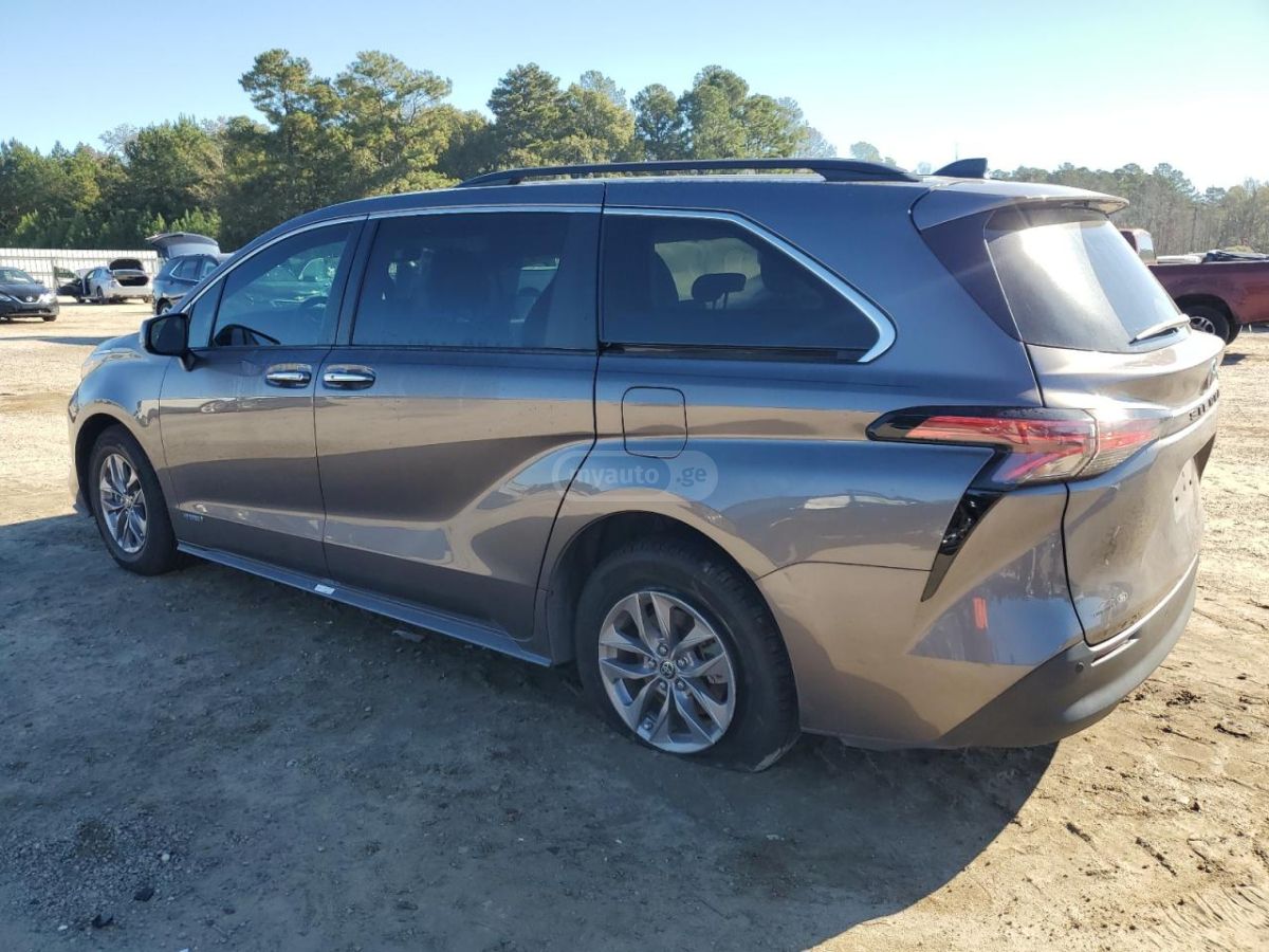 Toyota Sienna 2021 — photo 2