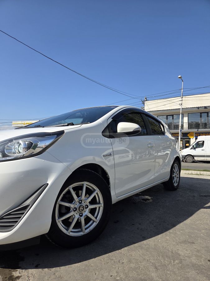 Toyota Aqua 2018 — photo 2