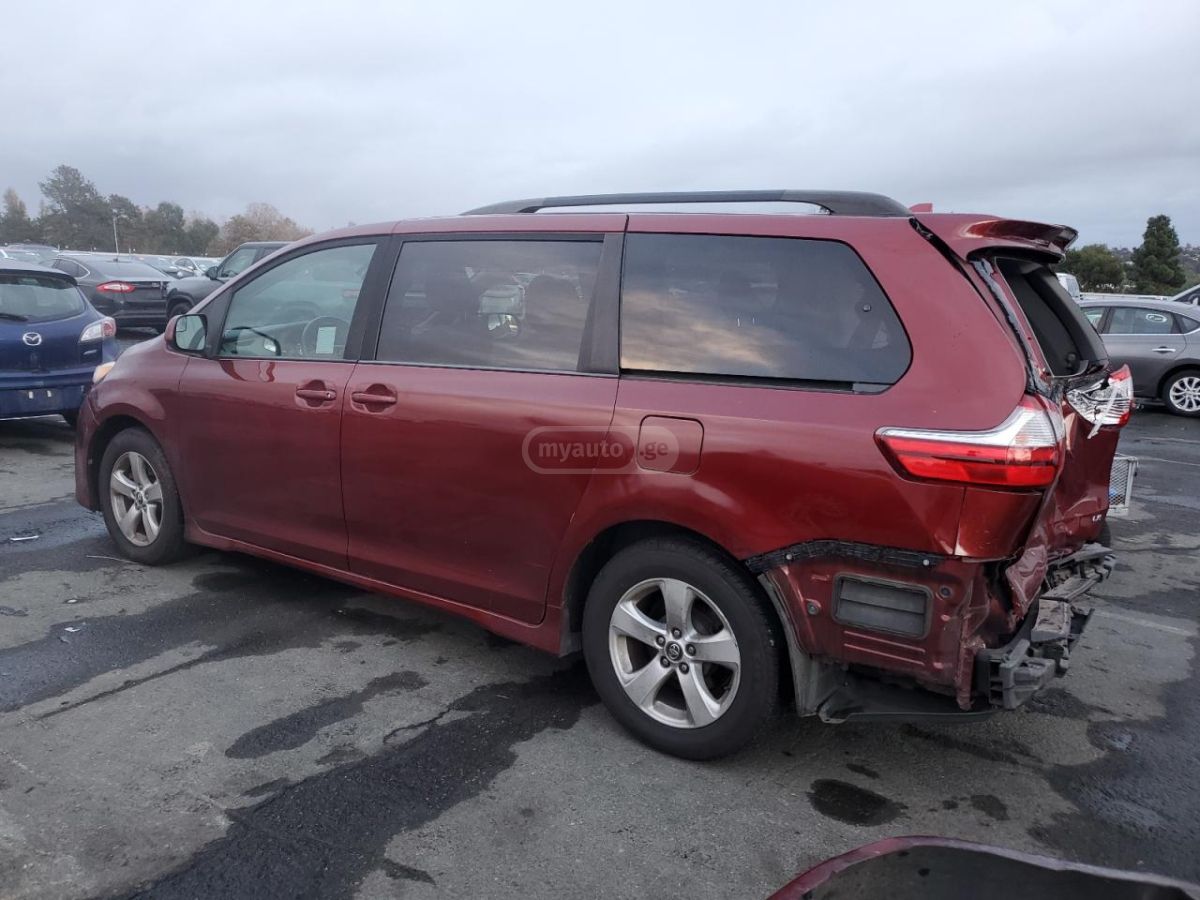 Toyota Sienna 2019 — photo 2