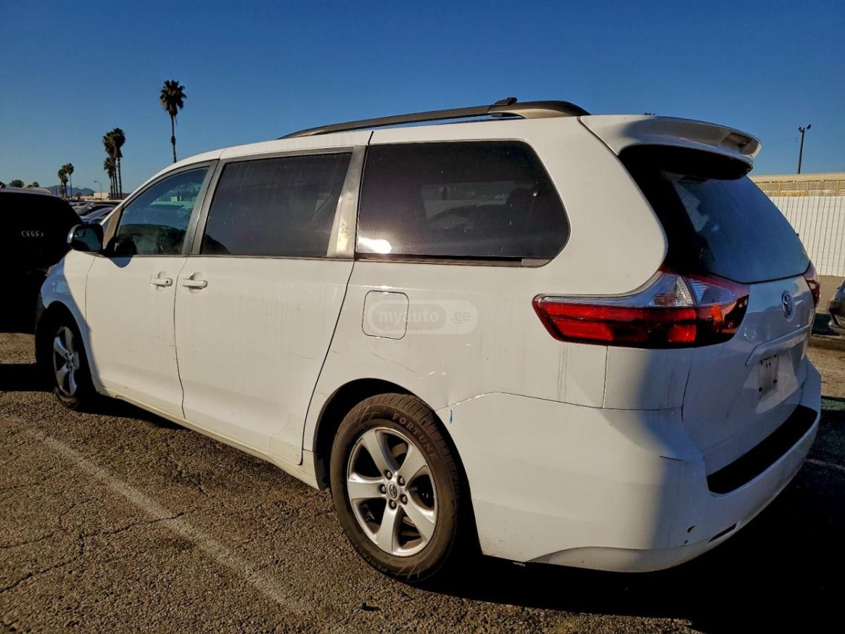 Toyota Sienna 2015 — photo 2