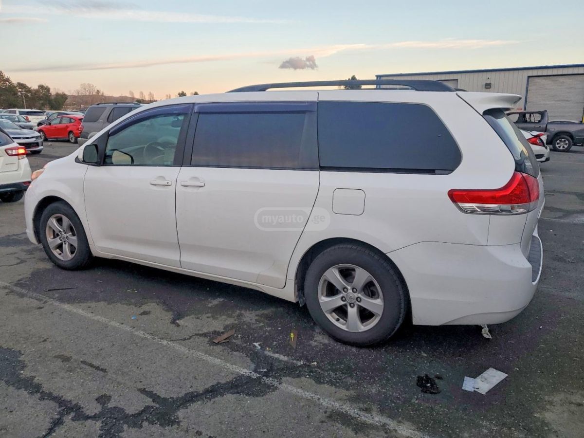 Toyota Sienna 2014 — photo 2