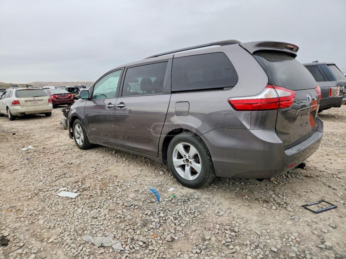 Toyota Sienna 2015 — photo 2