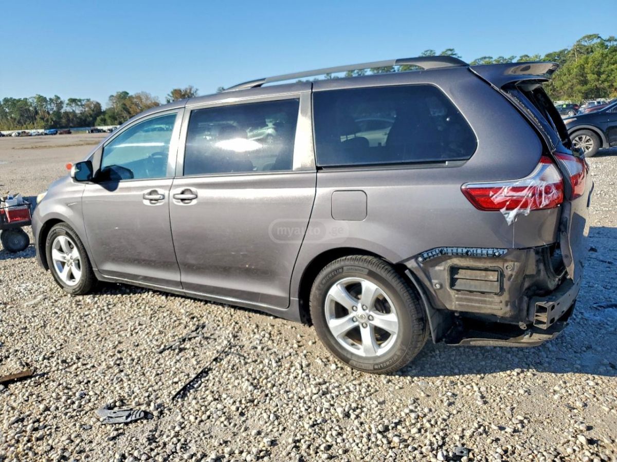 Toyota Sienna 2015 — photo 2