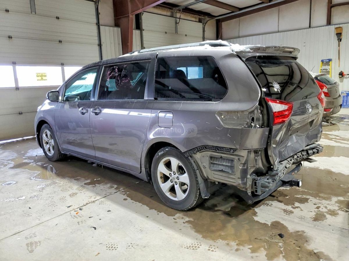 Toyota Sienna 2017 — photo 2