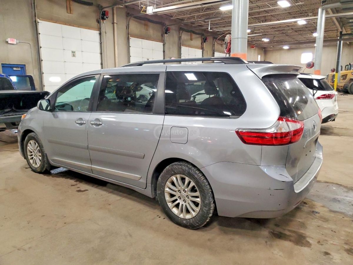 Toyota Sienna 2016 — photo 2