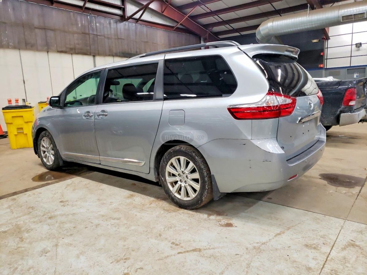 Toyota Sienna 2017 — photo 2