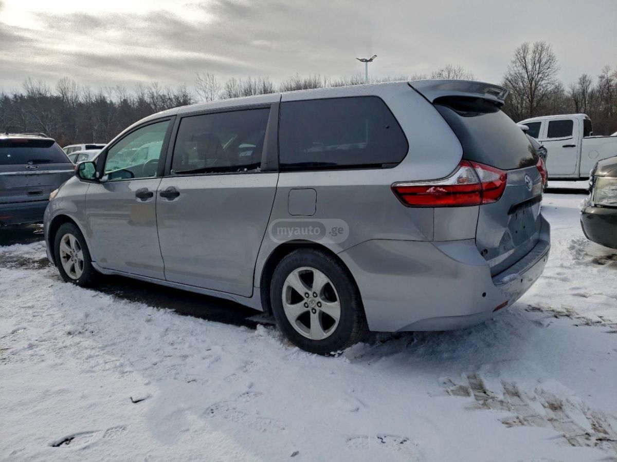 Toyota Sienna 2017 — photo 2