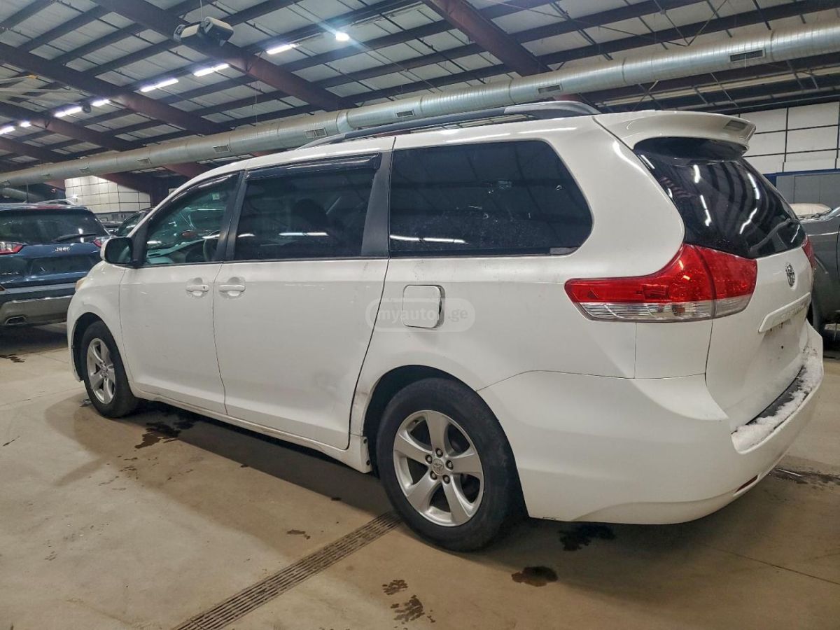 Toyota Sienna 2014 — photo 2