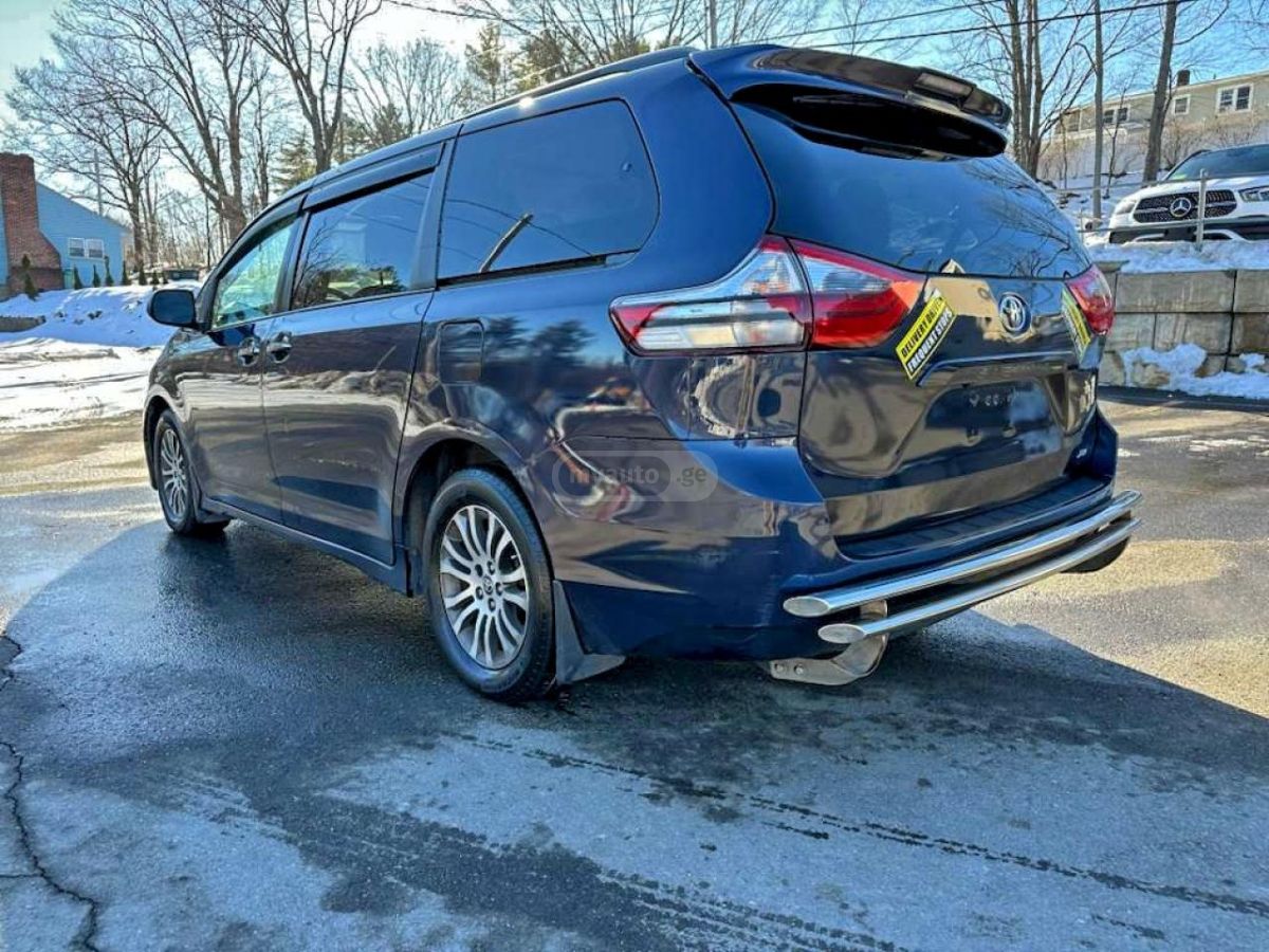 Toyota Sienna 2020 — photo 2