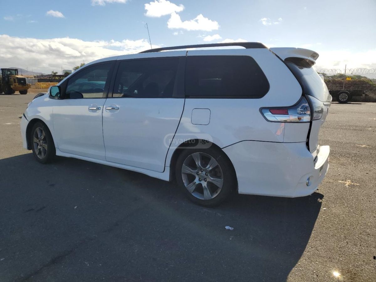 Toyota Sienna 2016 — photo 2